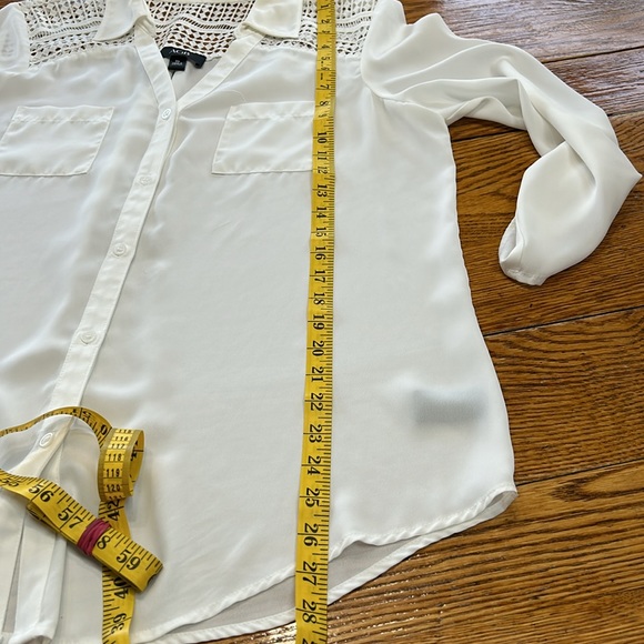 AGB white dressy button front blouse.  Size XL. Open lattice detail at neckline - Picture 7 of 12